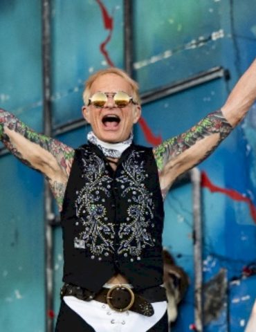 david-lee-roth-feels-‘rich’-after-selling-his-publishing