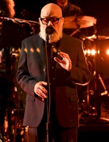 michael-stipe-debuts-unreleased-solo-song-‘the-rest-of-ever’-on-‘colbert’