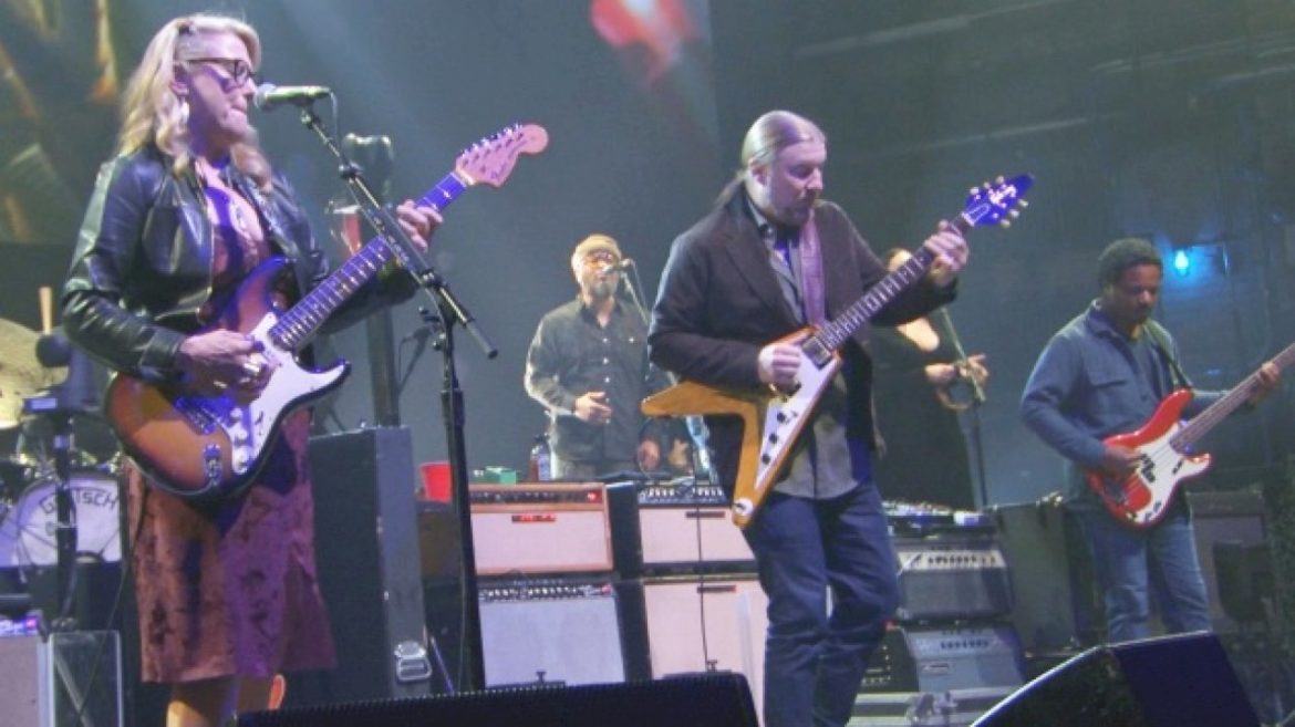tedeschi-trucks-band-dedicate-performance-of-‘feelin-alright?’-to-the-late-dave-mason