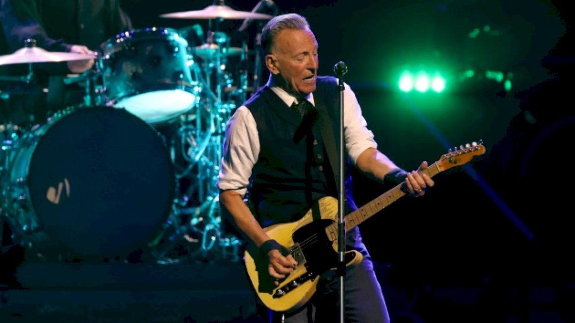 bruce-springsteen-offers-‘prayer-of-thanks’-that-no-one-was-hurt-at-white-house-correspondents’-dinner