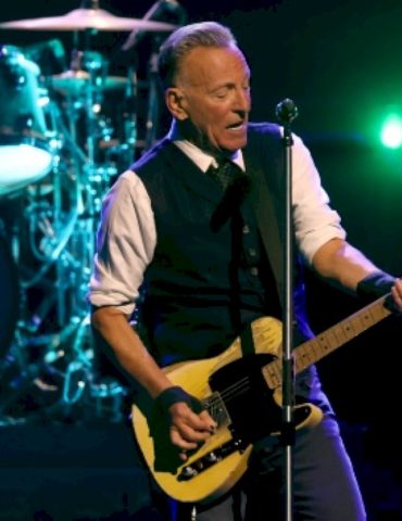 bruce-springsteen-offers-‘prayer-of-thanks’-that-no-one-was-hurt-at-white-house-correspondents’-dinner