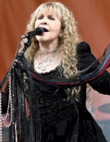 stevie-nicks-performs-‘don’t-stop’-for-the-first-time-in-15-years-at-new-orleans-jazz-fest