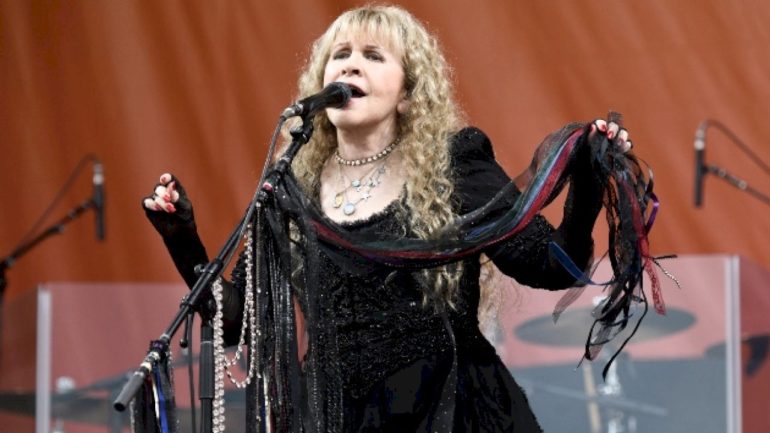 stevie-nicks-performs-‘don’t-stop’-for-the-first-time-in-15-years-at-new-orleans-jazz-fest