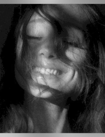 ariana-grande-announces-new-album,-‘petal’