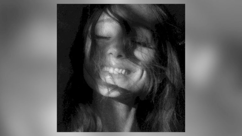 ariana-grande-announces-new-album,-‘petal’