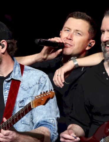 scotty-mccreery-celebrates-his-first-#1-in-the-great-white-north