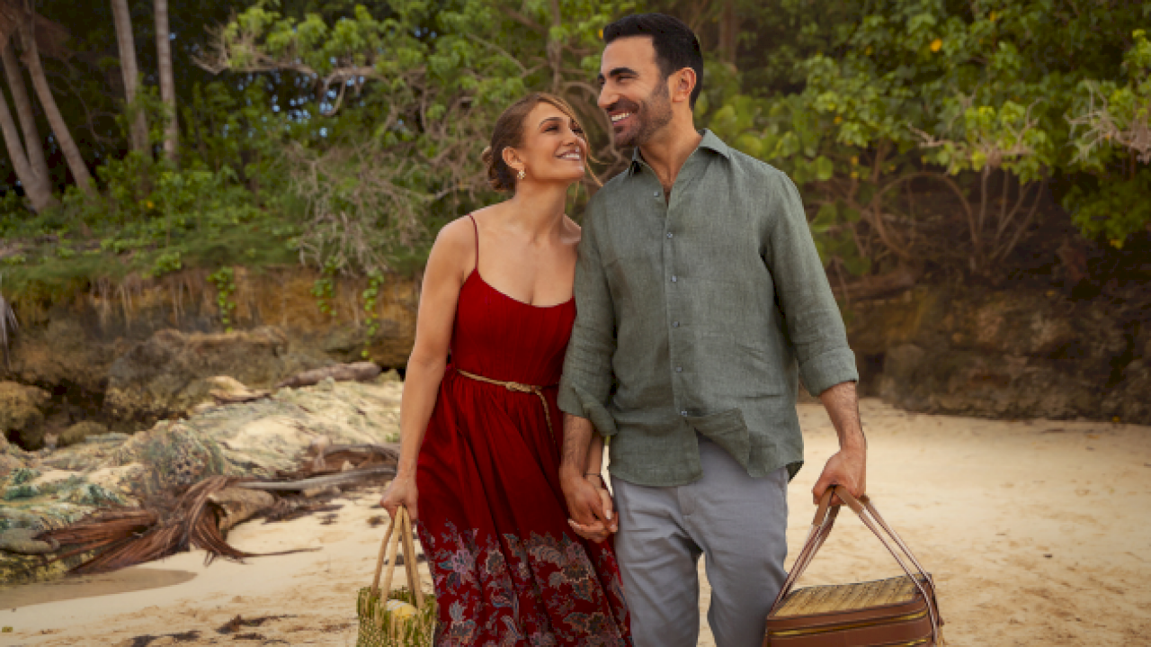 jennifer-lopez,-brett-goldstein-fall-in-love-in-‘office-romance’-trailer