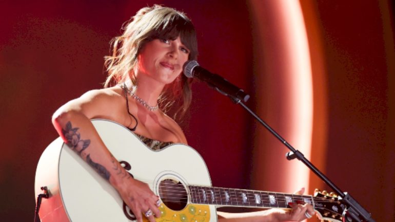 lainey-wilson-hands-ella-langley-‘billboard”s-powerhouse-award