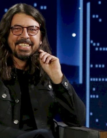 dave-grohl-now-says-he-does-do-vocal-warm-ups-after-detailing-alcohol-fueled-preshow-routine