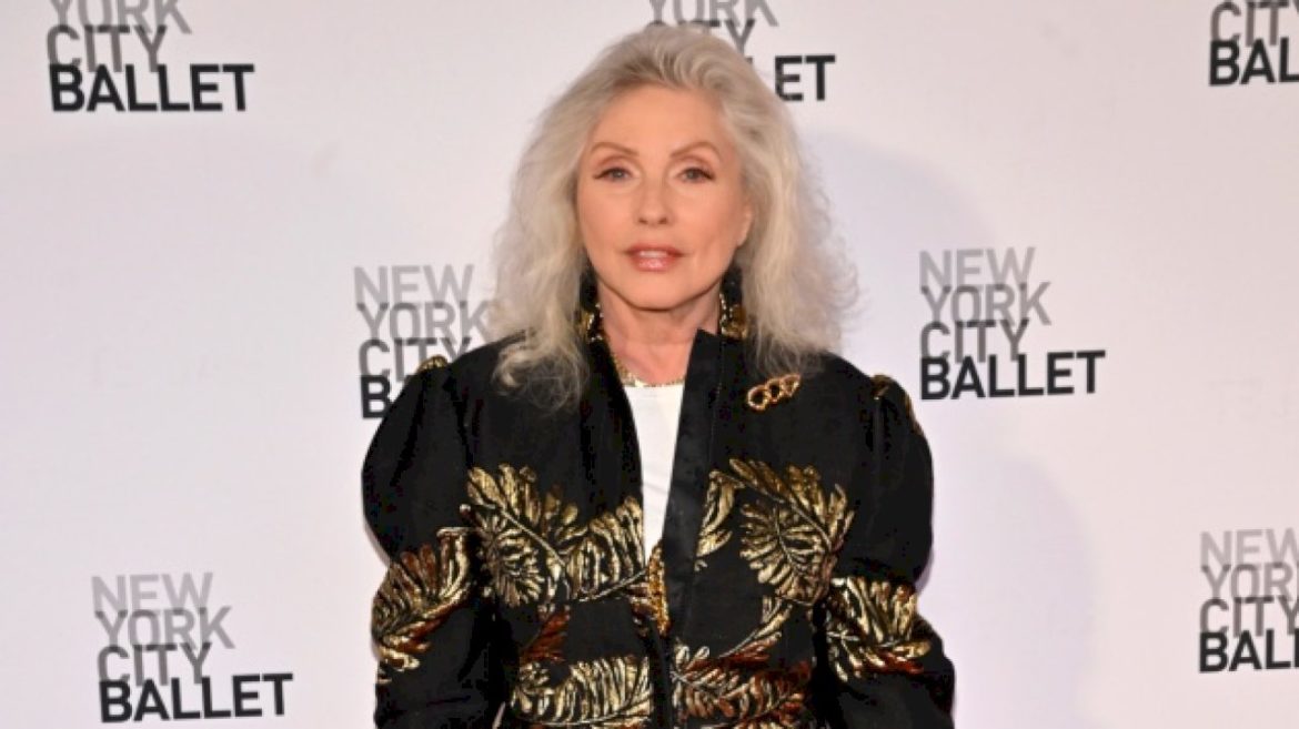 blondie’s-debbie-harry-makes-surprise-‘saturday-night-live’-appearance