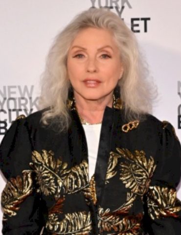 blondie’s-debbie-harry-makes-surprise-‘saturday-night-live’-appearance