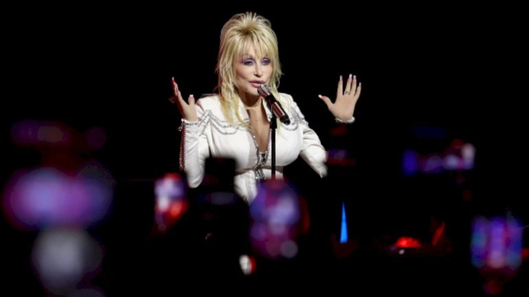 dolly-details:-the-legendary-singer-gets-specific-about-her-health
