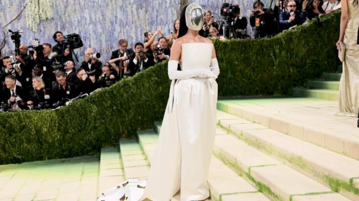 katy-perry,-sabrina-carpenter,-stevie-nicks-and-more-hit-the-2026-met-gala-red-carpet