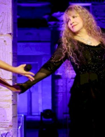 stevie-nicks-performs-at-met-gala,-duets-with-sabrina-carpenter