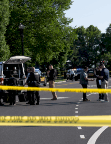secret-service-officers-exchange-gunfire-with-armed-suspect-near-white-house,-juvenile-bystander-injured:-usss