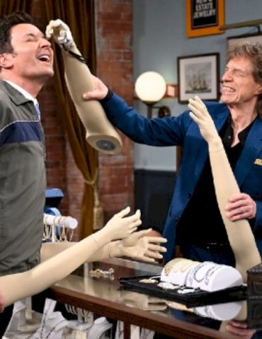mick-jagger-has-fun-with-mannequin-hands-during-‘tonight-show’-appearance