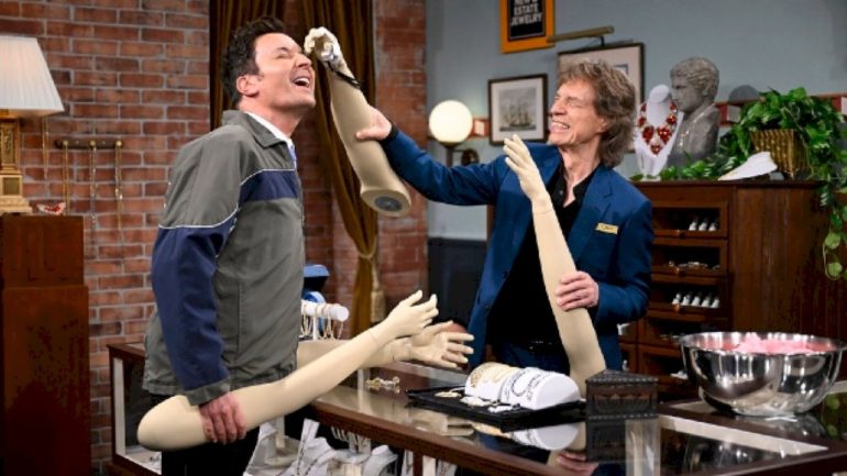 mick-jagger-has-fun-with-mannequin-hands-during-‘tonight-show’-appearance
