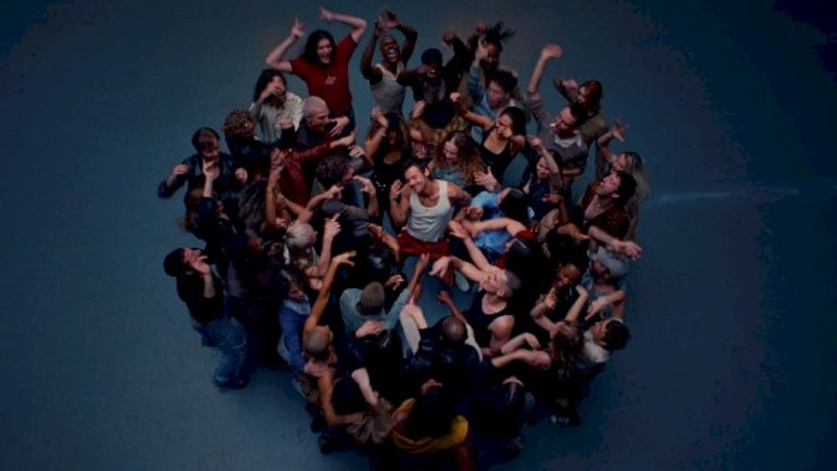 pelvic-thrusts,-short-shorts-and-choreo:-harry-styles-keeps-customers-satisfied-with-‘dance-no-more’-clip