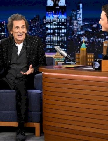 ronnie-wood-talks-‘foreign-tongues’-on-‘the-tonight-show’,-reveals-album’s-amy-winehouse-cover