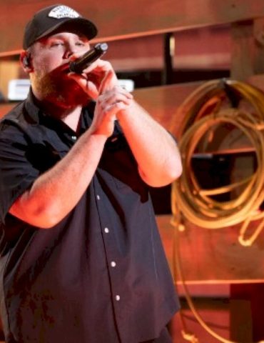 (college)-days-like-these:-luke-combs-finally-gets-his-diploma