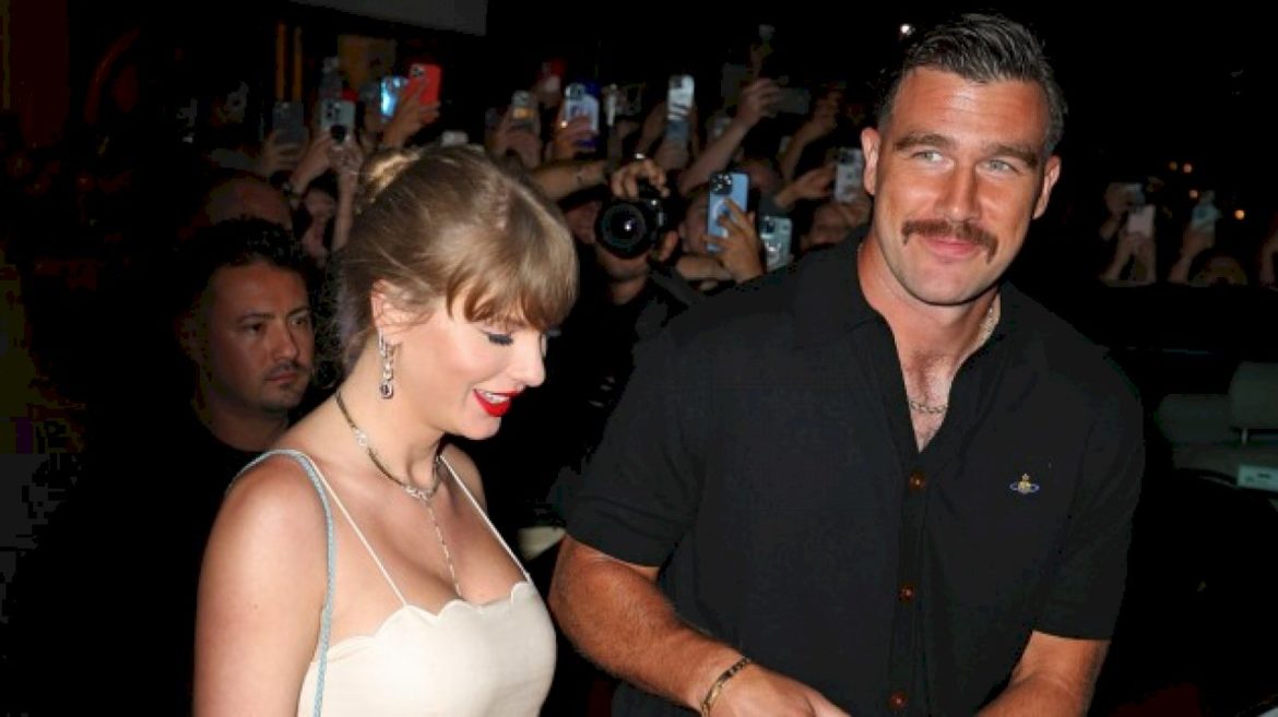 report:-taylor-swift-‘waited-in-line-alone-for-food’-at-wedding-of-travis-kelce’s-teammate