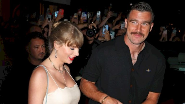 report:-taylor-swift-‘waited-in-line-alone-for-food’-at-wedding-of-travis-kelce’s-teammate