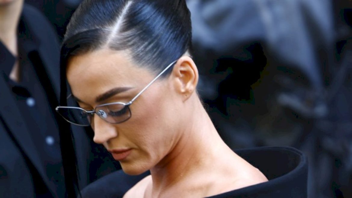 katy-perry-pretends-to-cry-over-ex-josh-groban’s-engagement