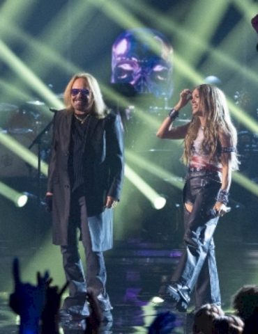 watch-motley-crue-perform-on-‘american-idol’-finale