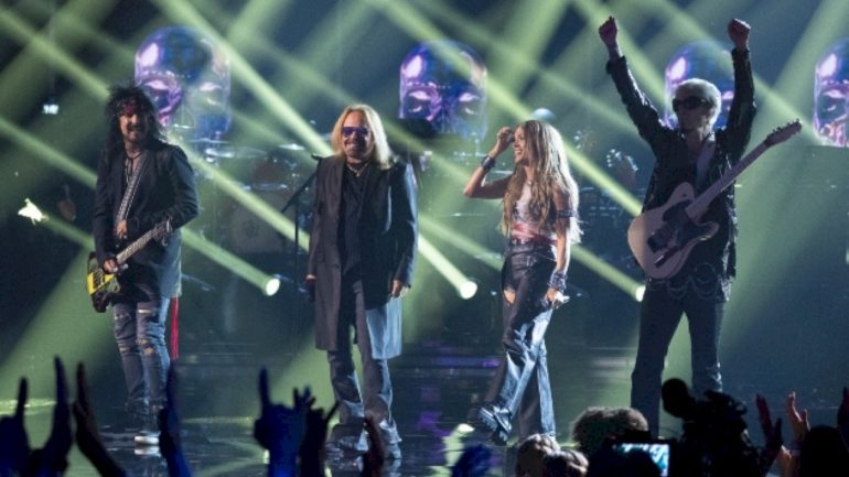 watch-motley-crue-perform-on-‘american-idol’-finale