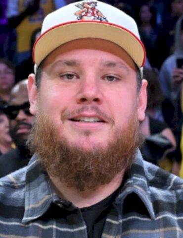 luke-combs-may-be-‘sleepless,’-but-it’s-not-slowing-him-down-any