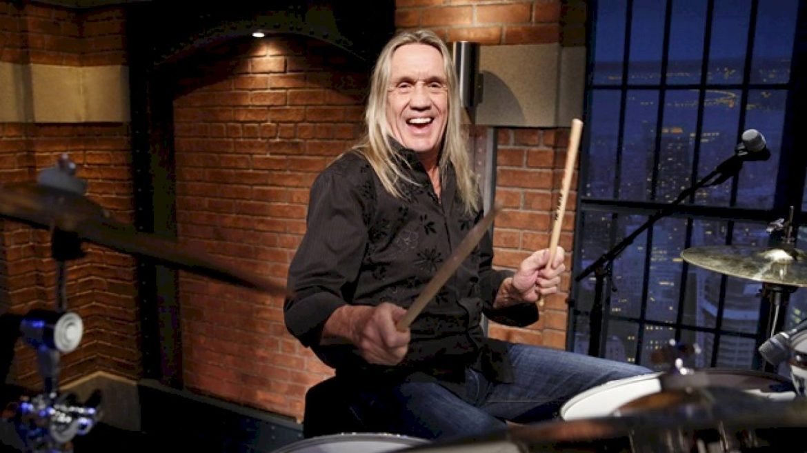 iron-maiden’s-nicko-mcbrain-announces-autobiography,-‘hello-boys-and-girls!’