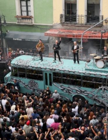 u2-takes-over-mexico-city-street-to-film-new-music-video