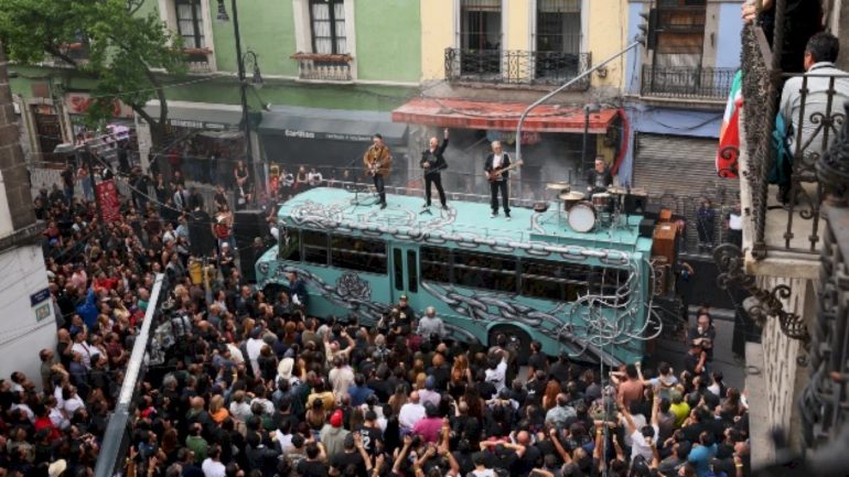 u2-takes-over-mexico-city-street-to-film-new-music-video