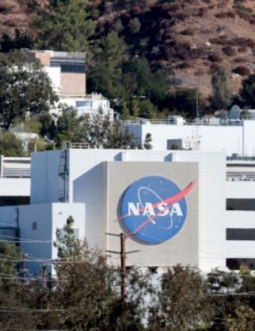 newly-discovered-asteroid-will-make-a-close,-but-safe,-encounter-with-earth