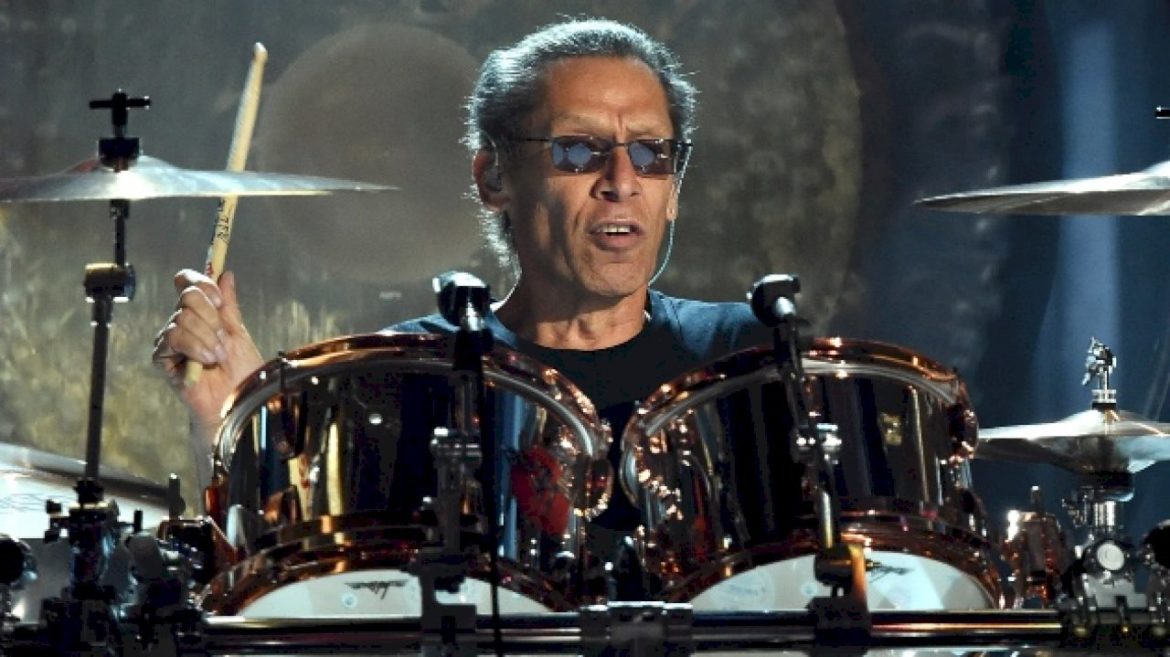 alex-van-halen-says-van-halen-reached-out-to-michael-anthony-about-2006-david-lee-roth-reunion