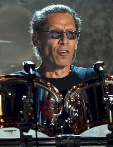 alex-van-halen-says-van-halen-reached-out-to-michael-anthony-about-2006-david-lee-roth-reunion