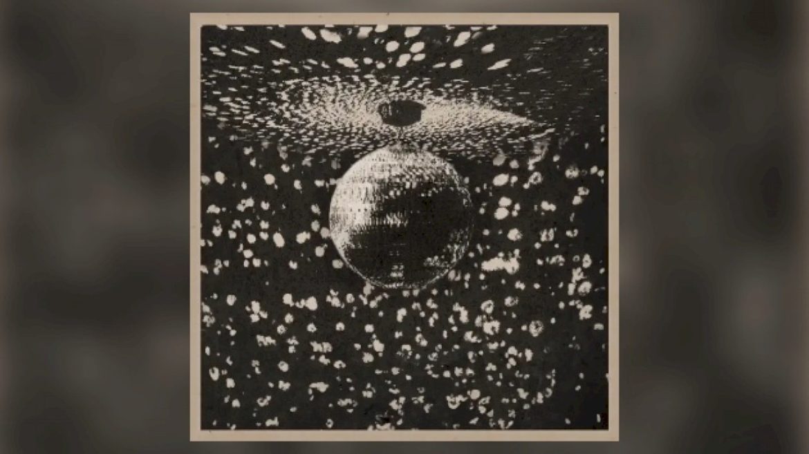 neil-young’s-‘mirror-ball’-album-with-pearl-jam-to-be-reissued-for-the-first-time-since-1995