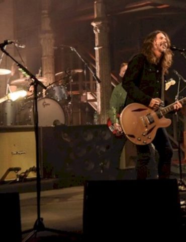 foo-fighters-honor-﻿their-history-on-‘the-late-show’﻿-with-medley-of-‘this-is-a-call’-and-‘everlong’