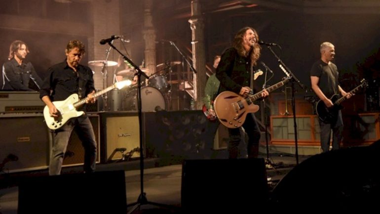 foo-fighters-honor-﻿their-history-on-‘the-late-show’﻿-with-medley-of-‘this-is-a-call’-and-‘everlong’