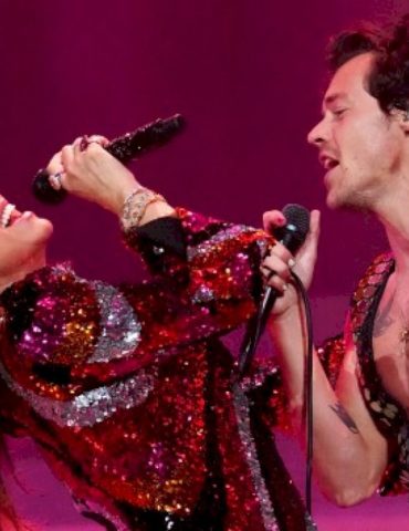 harry-styles’-opening-act-shania-twain-loves-his-relationship-with-his-mom