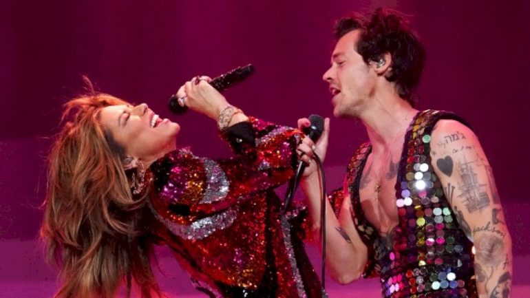 harry-styles’-opening-act-shania-twain-loves-his-relationship-with-his-mom