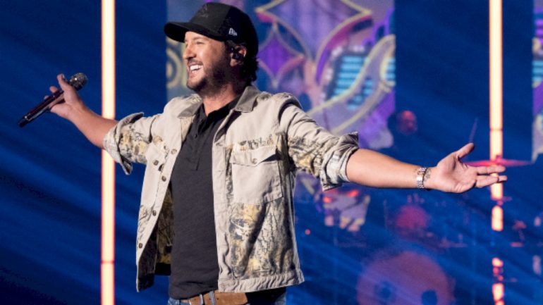 luke-bryan-plants-a-new-crop-of-farm-tour-dates-for-fall