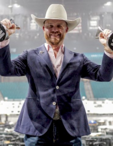 it’s-all-‘fall’-ing-into-place-for-new-acm-entertainer-cody-johnson