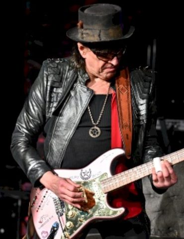 richie-sambora-performs-bon-jovi’s-‘livin’-on-a-prayer’-at-daughter’s-wedding
