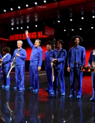 ‘burning-down-the-house’:-david-byrne-performs-talking-heads-classic-with-stephen-colbert-on-‘the-late-show’