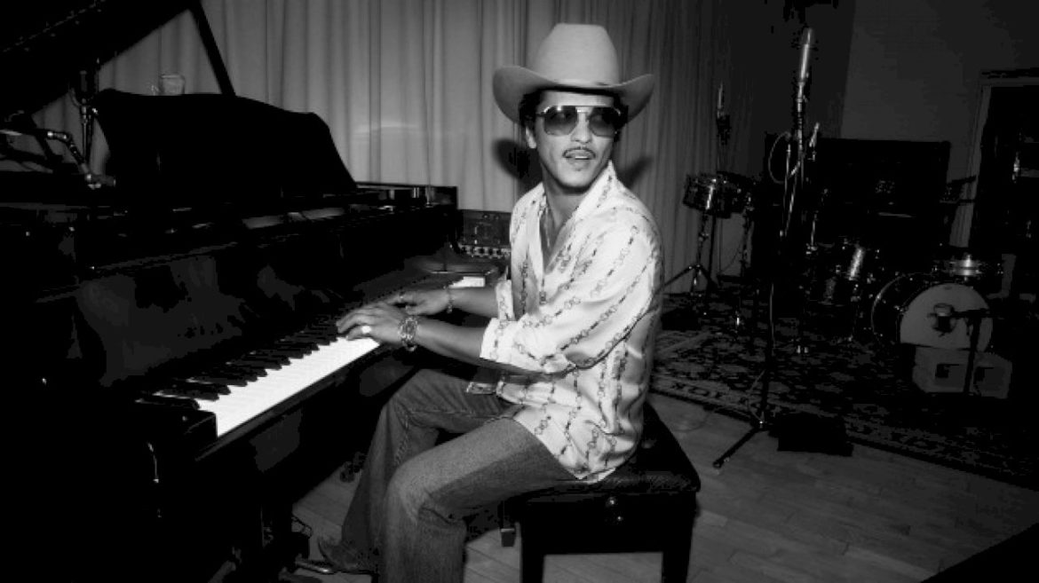 bruno-mars-treats-high-school-seniors,-scores-latin-chart-success