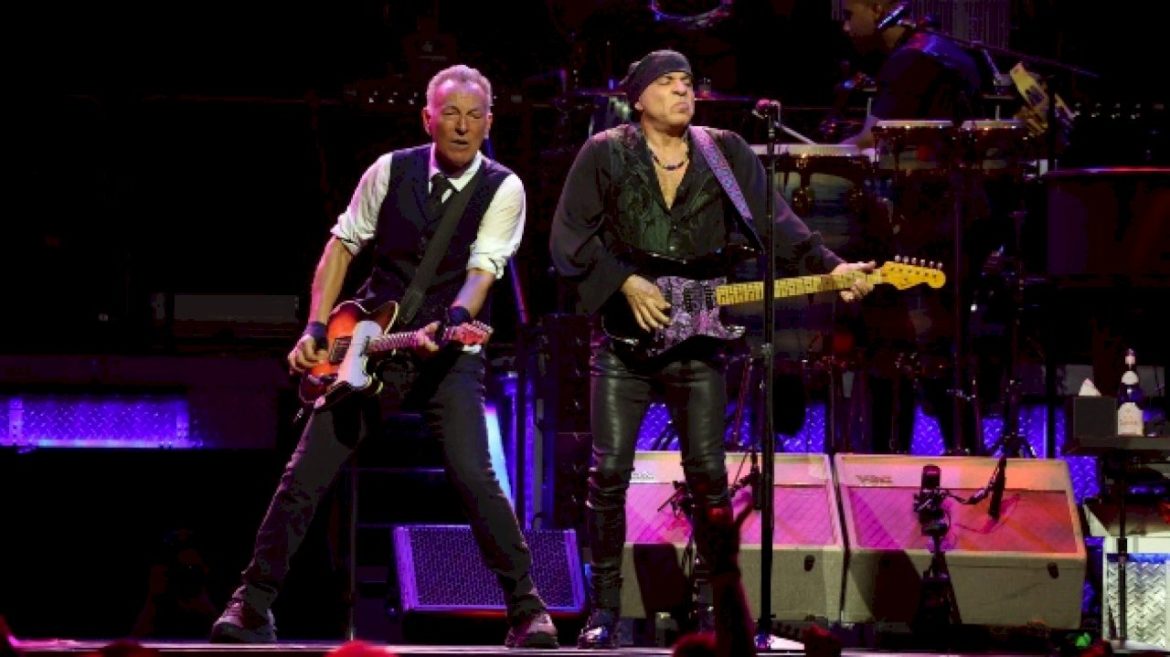 bruce-springsteen-tour-‘beefs-up’-security-due-to-‘death-threats,’-according-to-stevie-van-zandt