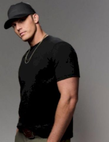 ‘what-kinda-man’-wears-under-armour?-parker-mccollum,-of-course