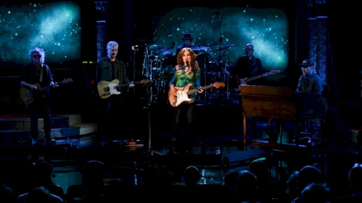 bonnie-raitt-pays-tribute-to-stephen-colbert:-‘we-need-you-more-than-ever’
