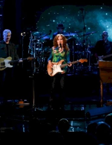 bonnie-raitt-pays-tribute-to-stephen-colbert:-‘we-need-you-more-than-ever’